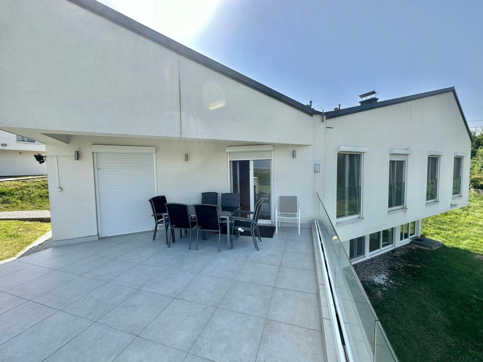 Modern In Paradise *